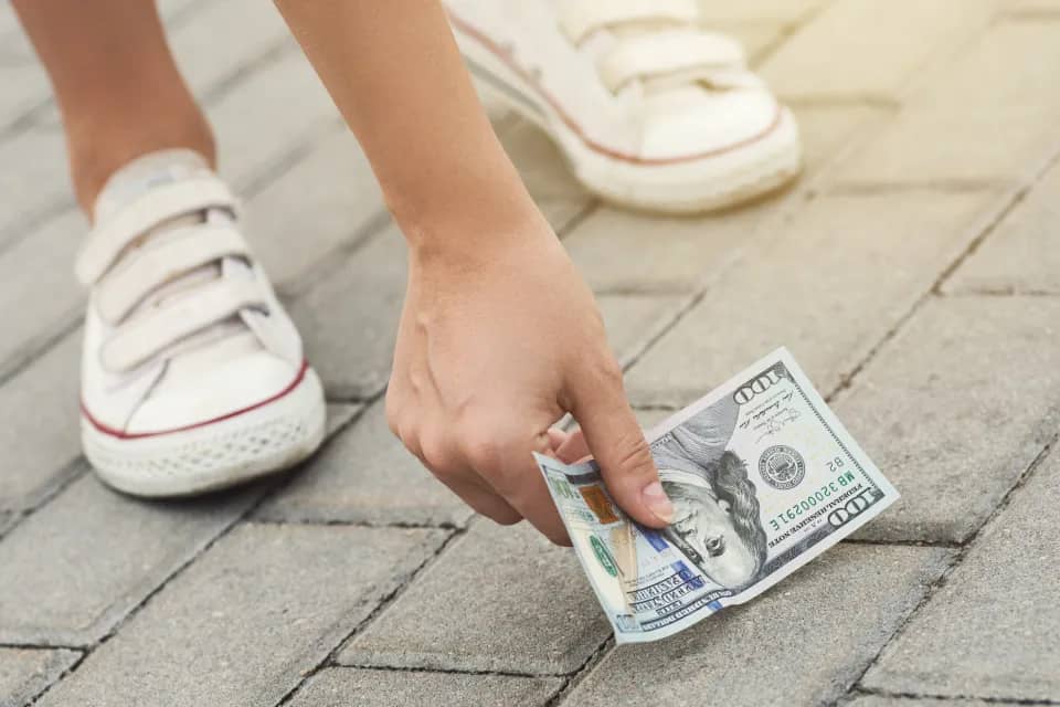 Significado espiritual de encontrar dinero en la calle: es de buena o mala suerte